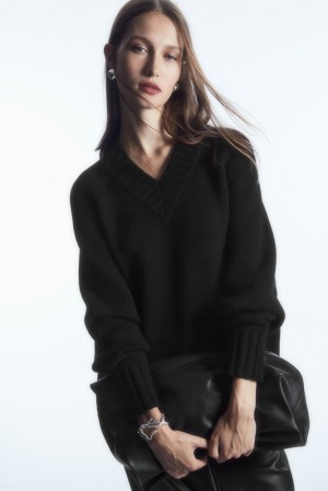 Black COS Chunky Pure Cashmere V-Neck Sweater Sweaters & Cardigans | QX48-A7CK